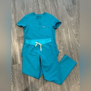 Figs Scrub Set